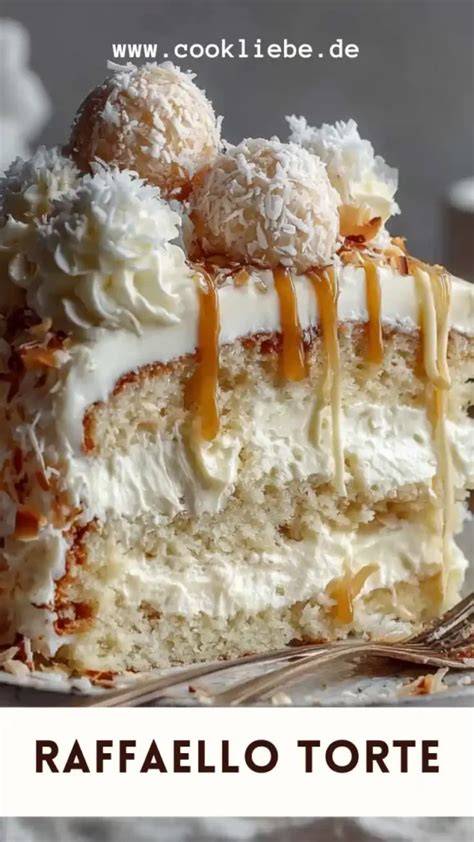 Anschnitt einer Kokos-Mandel-Torte mit zwei Böden und Kokosraspeln