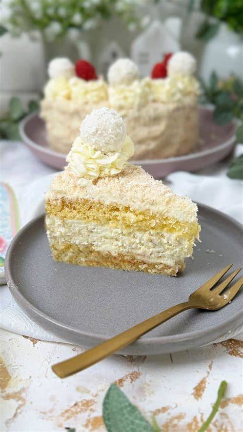 Anschnitt einer Kokoscreme-Torte mit mehreren Schichten