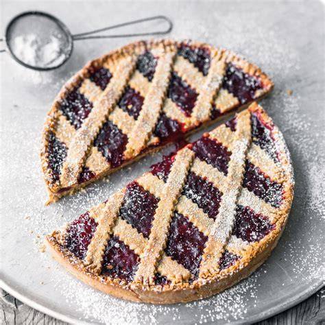 Anschnitt einer Linzer Torte mit Gitter und Johannisbeergelee