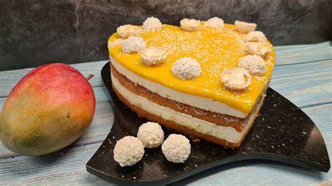 Anschnitt einer Mango-Torte mit glänzendem Mangospiegel und Joghurtgelee