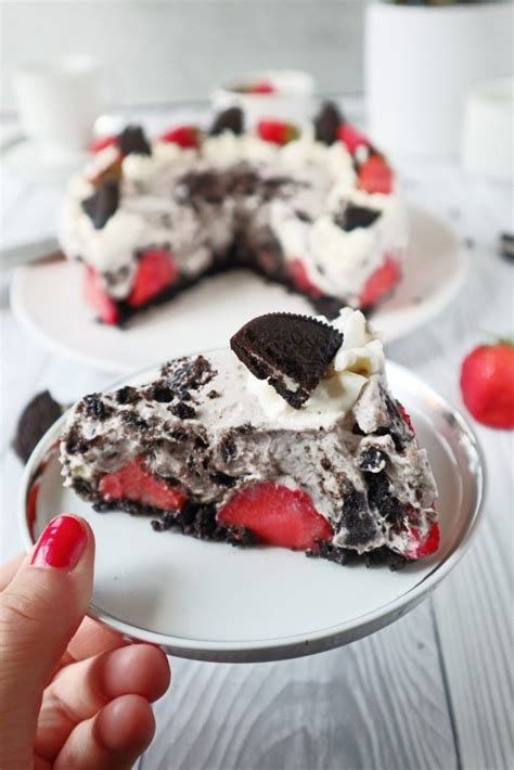 Anschnitt einer Oreo Schokoladentorte mit Erdbeeren und Pistazien