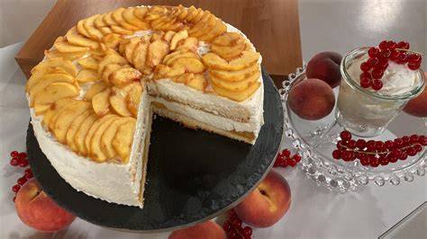 Anschnitt einer Pfirsich-Mascarpone-Torte mit Schichten und Dekor