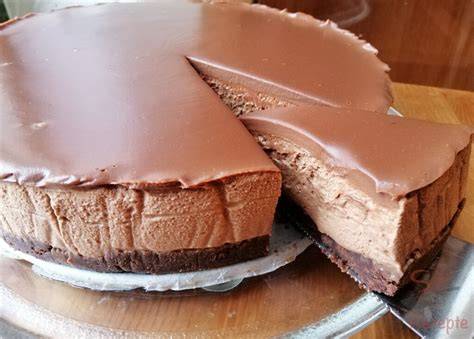 Anschnitt einer Schoko Quark Torte ohne Backen auf einem Teller