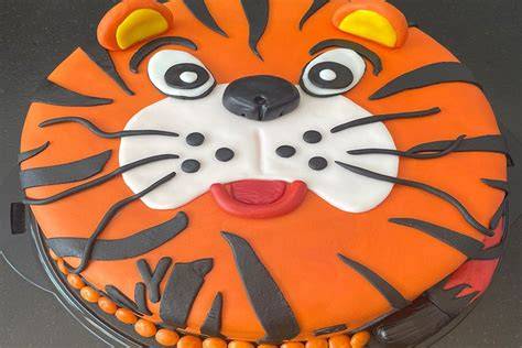 Anschnitt einer Tiger Torte mit Zebra-/Tigermuster im Teig