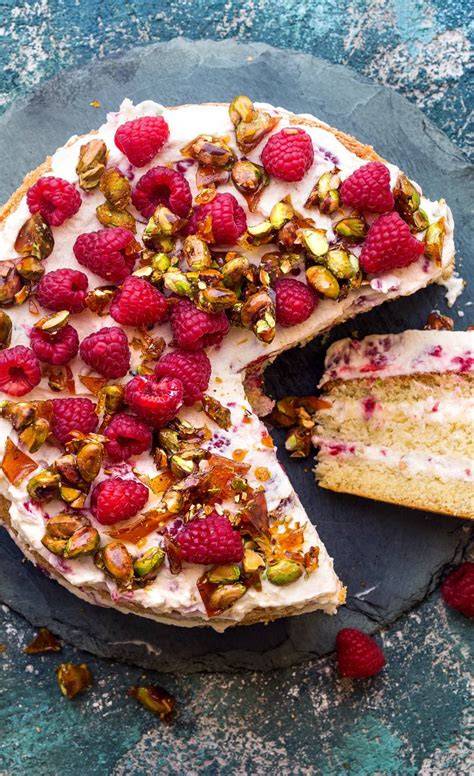 Anschnitt einer Waldmeister-Erdbeer-Torte mit Pistazien