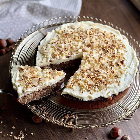 Anschnitt einer Walnuss-Zucchini-Torte mit Frischkäse-Topping