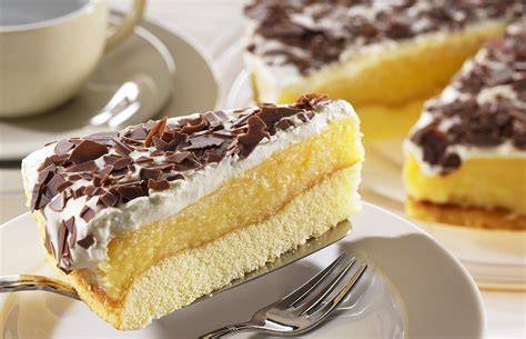 Anschnitt einer fertig zubereiteten schwedischen Apfeltorte mit Sahne und Schokoraspeln