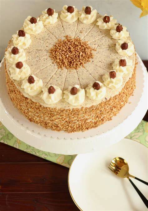 Anschnitt einer festlichen Geburtstag Sahnetorte mit Dekoration