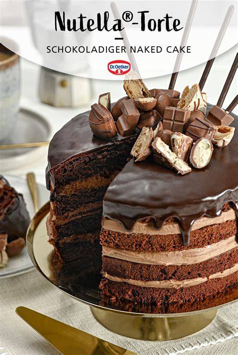 Anschnitt einer hohen Nutella-Torte mit Drip und Süßigkeiten-Deko