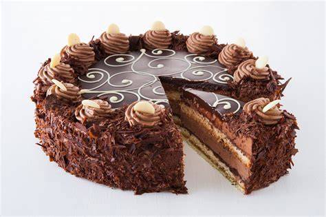 Anschnitt einer kühlgestellten Schoko-Nuss-Torte mit Dekor