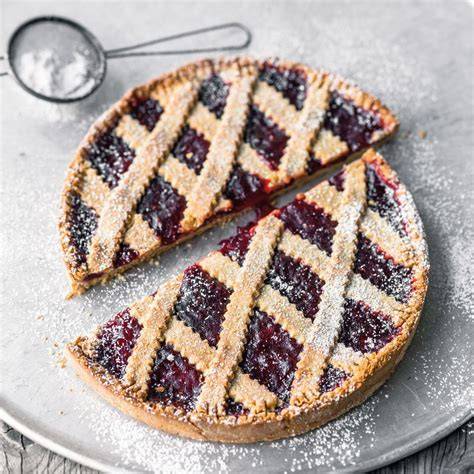 Anschnitt einer klassischen Linzer Torte mit Gitter und Johannisbeerkonfitüre