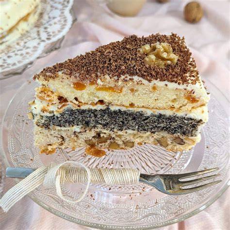 Anschnitt einer klassischen Nougat-Torte mit mehreren Schichten und Haselnussdeko