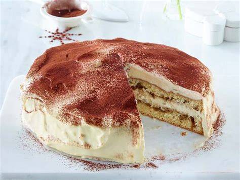Anschnitt einer klassischen Tiramisu Torte mit Biskuitboden