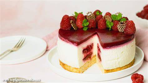 Anschnitt einer marmorierten Himbeer-Joghurt-Torte mit Biskuitboden und Spiralmuster