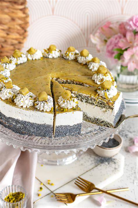 Anschnitt einer mehrschichtigen Nougat-Marzipan-Torte mit Schoko-Drip und goldenen Pralinen