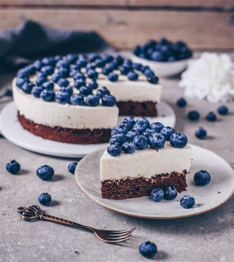 Anschnitt einer veganen Heidelbeertorte mit Schokoboden und Blaubeercreme