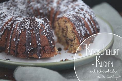 Anschnitt einer veganen Schoko-Kokos-Torte mit Glasur und Kokosraspeln