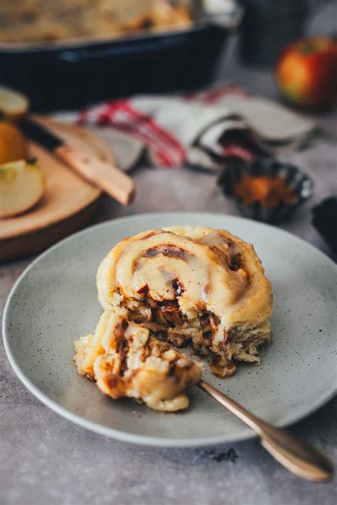 Anschnitt einer veganen Zimtschnecke mit Dattel-Zimt-Füllung und Ceylon-Zimtstangen