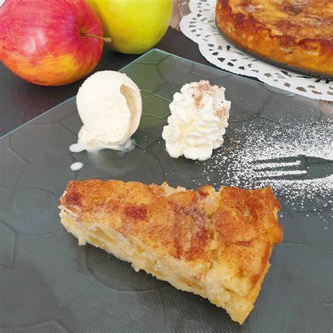 Anschnitt einer vollständig ausgekühlten Apfel-Topfen-Torte