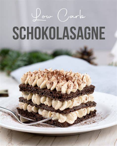 Anschnitt einer weihnachtlichen Low Carb Schokolasagne mit Zimtcreme