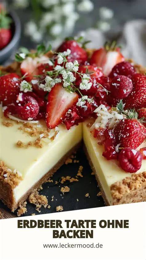 Anschnitt eines Amarettini Kuchens ohne Backen mit fruchtigem Topping