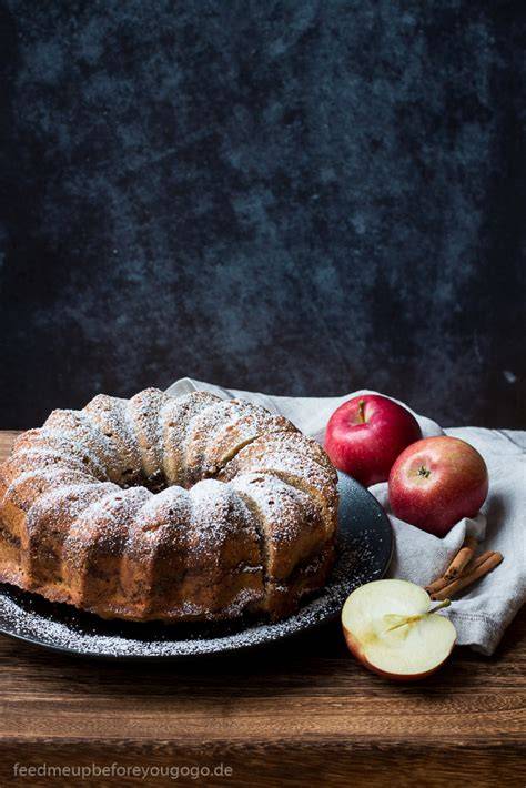 Anschnitt eines Apfel-Gugelhupfs mit sichtbarem Dulce de Leche-Kern