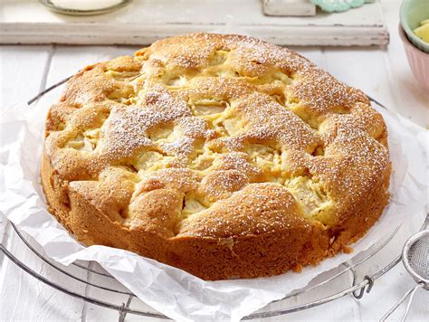 Anschnitt eines Apfelkuchens mit cremiger Puddingschicht und Zimt-Zucker
