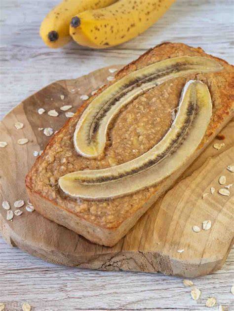 Anschnitt eines Bananenbrots mit Haferflocken, Deko-Banane und Schokodrops