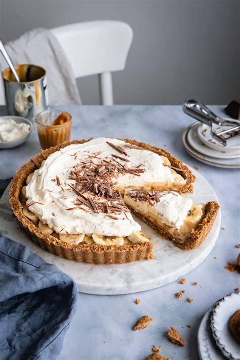 Anschnitt eines Banoffee Pie mit sichtbaren Schichten