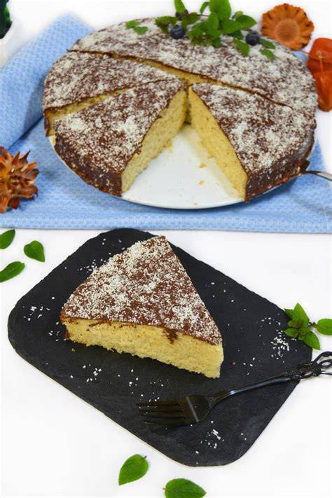 Anschnitt eines Buchkuchens mit Aprikosenmarmelade und Schokoganache