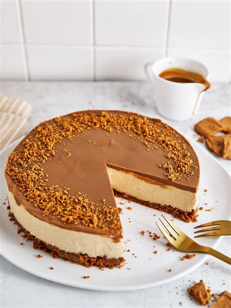 Anschnitt eines Double Cheesecake mit zwei Frischkäse-Schichten, Karamell und glänzendem Schokoguss