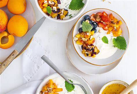 Anschnitt eines Joghurt-Käsekuchens mit gemischten Sommerfrüchten