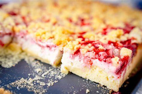 Anschnitt eines Käsekuchens mit Erdbeeren und Vanille