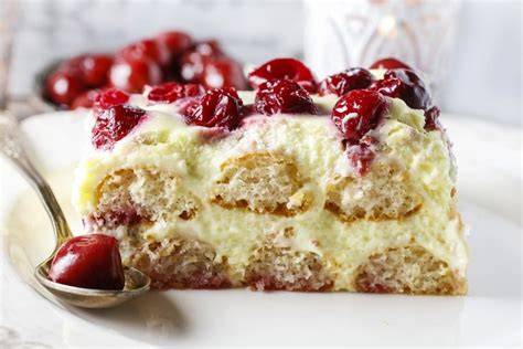 Anschnitt eines Käsekuchens mit Mascarpone und Kirschen, Texturen und Schichten