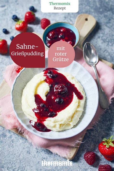 Anschnitt eines Käsekuchens mit roter Grütze und Thermomix im Hintergrund