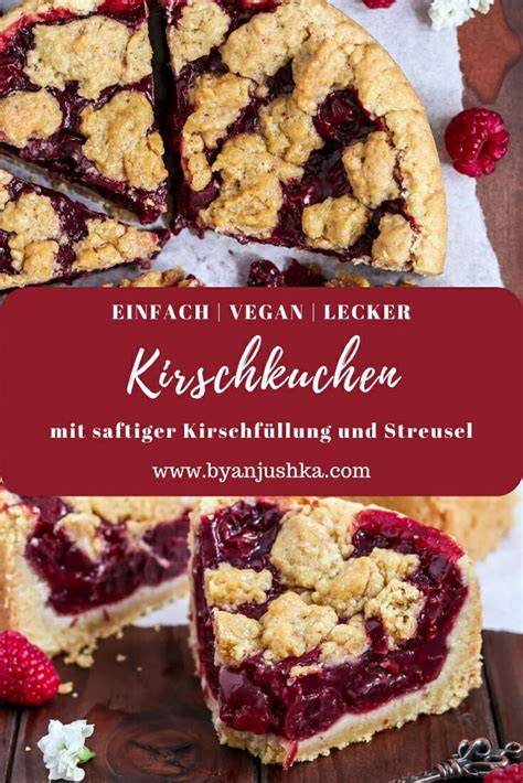 Anschnitt eines Kirsch-Apfel-Kuchens mit Herzdecke und saftiger Füllung