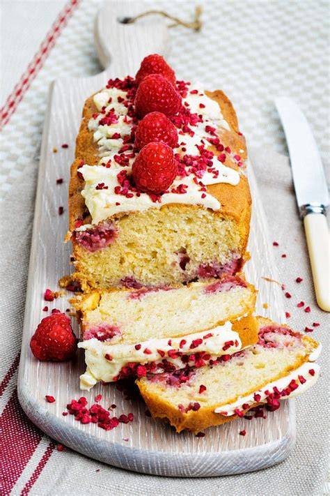Anschnitt eines Kokoskuchens mit weißer Schokolade und Himbeeren