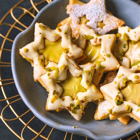 Anschnitt eines Lebkuchen-Eierlikör-Kranzkuchens mit Pistazien