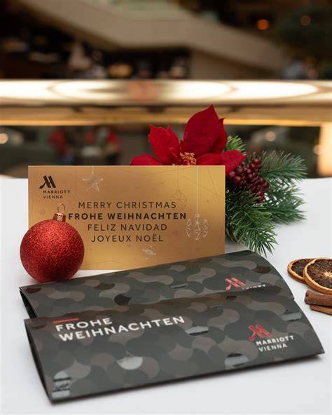 Anschnitt eines Marzipanstollens mit Motiv „Genuss in der Weihnachtszeit“