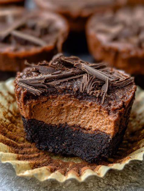 Anschnitt eines No‑Bake Schokoladen-Cheesecakes mit Ganache und Deko