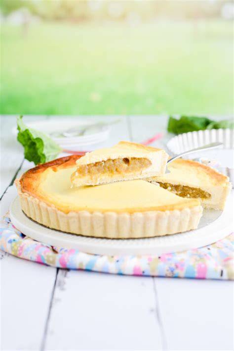Anschnitt eines Quark-Streusel-Kuchens mit fruchtigem Kern