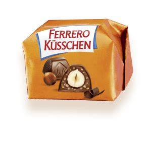 Anschnitt eines Rührkuchens mit Ferrero Küsschen, Creme und gehackten Pralinen