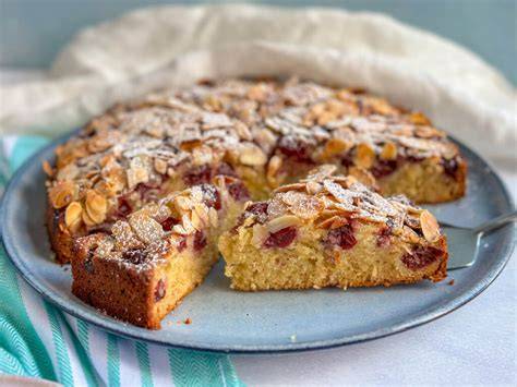Anschnitt eines Rhabarberkuchens mit Marzipan und Mandeln, Frühlingsstil