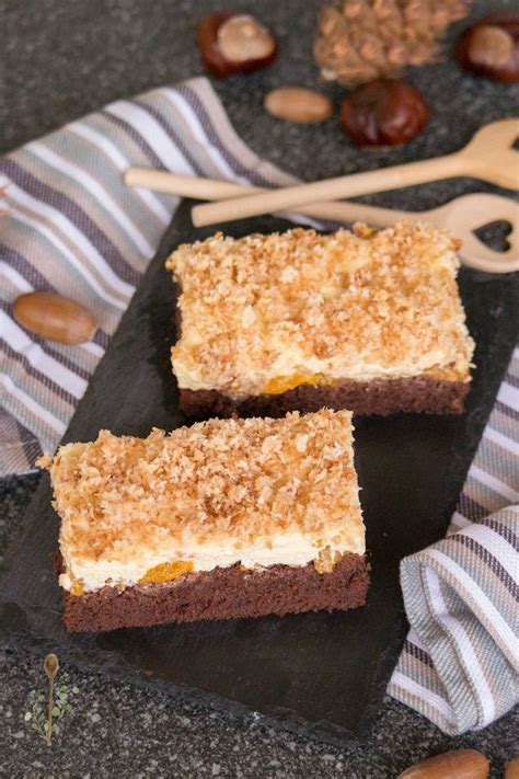 Anschnitt eines Sägespänekuchens mit Schokoboden, Vanillecreme und goldbraunen Kokosspänen