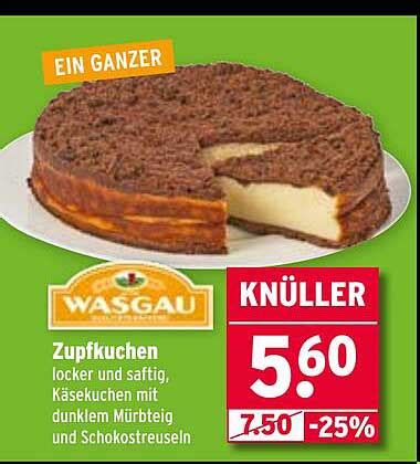Anschnitt eines Schoko-Topfen-Kuchens mit dunklem Mürbeteig, heller Topfencreme und Schokostreuseln