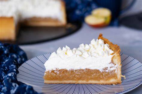 Anschnitt eines Tres-Leches-Kuchens mit Milchmischung und Sahnehaube