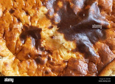 Anschnitt eines cremigen Käsekuchens, Textur der Quarkfüllung in Nahaufnahme