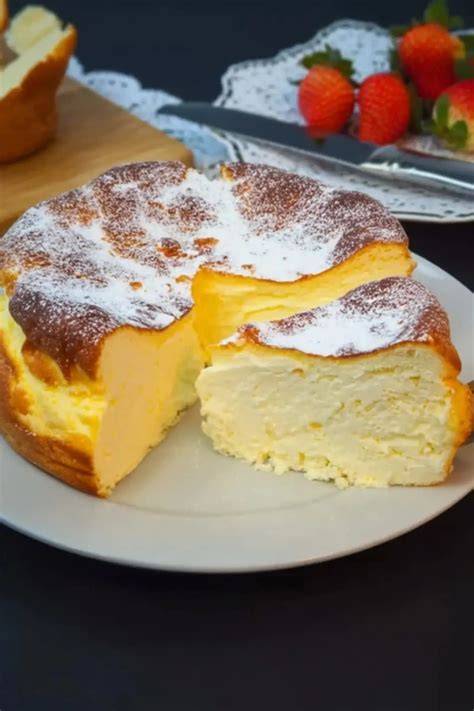Anschnitt eines cremigen Käsekuchens ohne Boden auf einer Tortenplatte