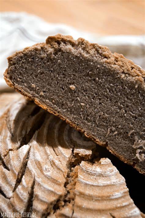Anschnitt eines frisch gebackenen Zimt-Hefezopfs mit sichtbarer Swirl-Struktur