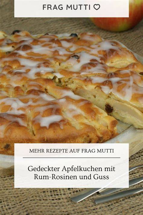 Anschnitt eines gedeckten Apfelkuchens, Apfelschichten und Mürbeteig sichtbar